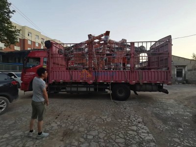 3 sarjaa hydraulinen valu manipulaattori ladataan kuorma -autoon ja valmis toimitusta varten.